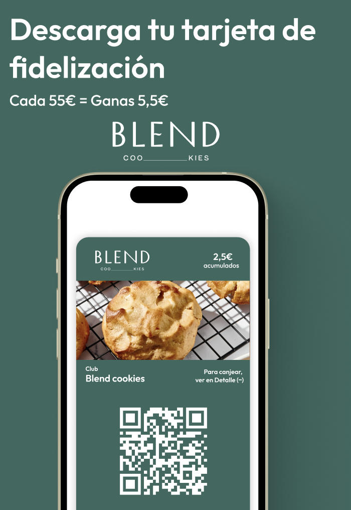 cartel de mostrador con el mensaje Descarga tu tarjeta de fidelización, la mecánica del programa y un móvil mostrando el pase wallet con su QR